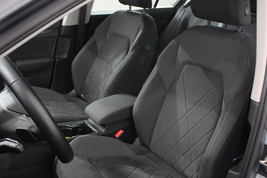 Volkswagen Golf 1.5 eTSI 150pk DSG Style Navigatie Apple Carplay/Android Auto Parkeersensoren Camera Park Assist Adaptive Cruise Control Blind Spot Assist Stoel- en stuurverwarming Ledverlichting Virtual Cockpit Lane Assist