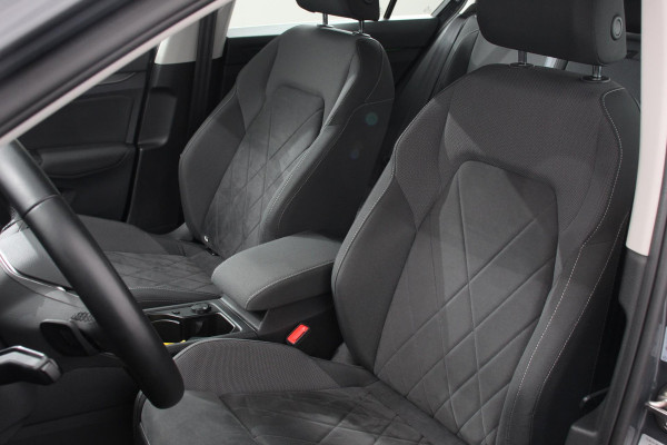 Volkswagen Golf 1.5 eTSI 150pk DSG Style Navigatie Apple Carplay/Android Auto Parkeersensoren Camera Park Assist Adaptive Cruise Control Blind Spot Assist Stoel- en stuurverwarming Ledverlichting Virtual Cockpit Lane Assist