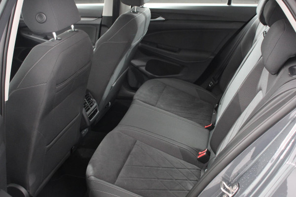 Volkswagen Golf 1.5 eTSI 150pk DSG Style Navigatie Apple Carplay/Android Auto Parkeersensoren Camera Park Assist Adaptive Cruise Control Blind Spot Assist Stoel- en stuurverwarming Ledverlichting Virtual Cockpit Lane Assist