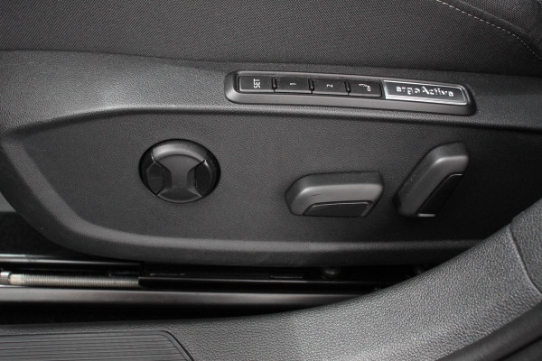 Volkswagen Golf 1.5 eTSI 150pk DSG Style Navigatie Apple Carplay/Android Auto Parkeersensoren Camera Park Assist Adaptive Cruise Control Blind Spot Assist Stoel- en stuurverwarming Ledverlichting Virtual Cockpit Lane Assist