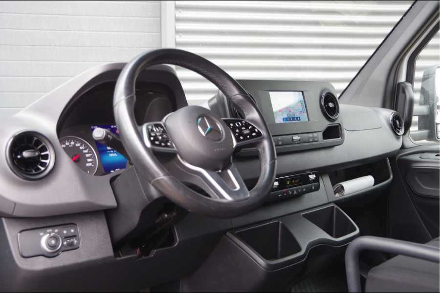 Mercedes-Benz Sprinter 519 3.5T OPEN LAADBAK, 3.5T TREKHAAK, DUBBELLUCHT, ADAPT. CRUISE, STANDKACHEL, CLIMA, LEDER STUUR, NAVI, MBUX, DUBBEL LUCHT