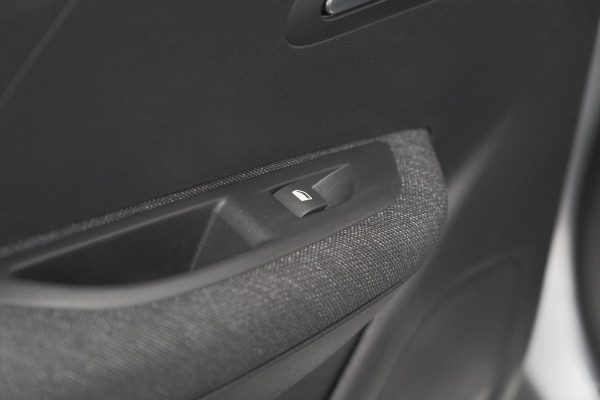 Peugeot 208 Hybrid 110 e-DCS6 Style | Parkeersensoren | Apple Carplay | Cruise Control | Airco