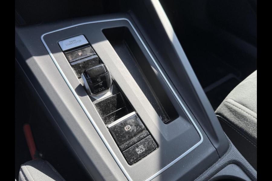 Volkswagen Golf Variant 1.5 eTSI R-Line | Navigatie | Camera | DAB | Trekhaak |