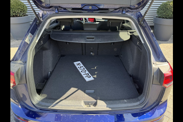 Volkswagen Golf Variant 1.5 eTSI R-Line | Navigatie | Camera | DAB | Trekhaak |