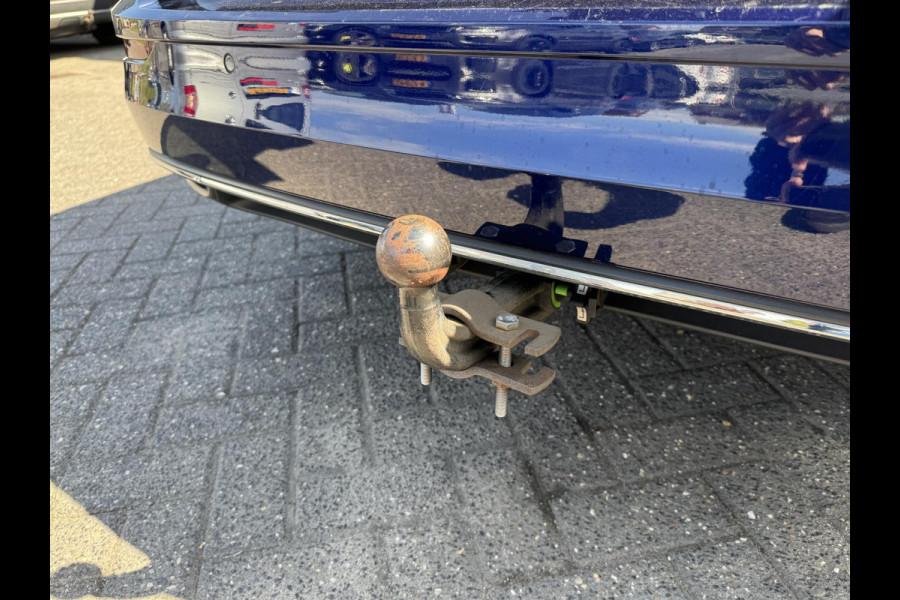 Volkswagen Golf Variant 1.5 eTSI R-Line | Navigatie | Camera | DAB | Trekhaak |