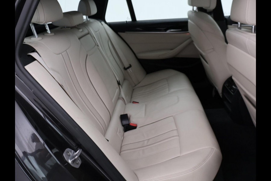 BMW 5 Serie Touring 520i H.E. 184 PK AUT. LUXURY LINE + COMFORTZETELS | AFN. TREKHAAK | PANORAMA | LIVE COCKPIT | ADAPTIVE CRUISE