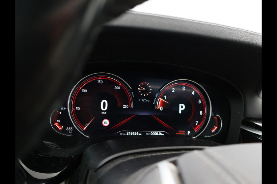 BMW 5 Serie Touring 520i H.E. 184 PK AUT. LUXURY LINE + COMFORTZETELS | AFN. TREKHAAK | PANORAMA | LIVE COCKPIT | ADAPTIVE CRUISE