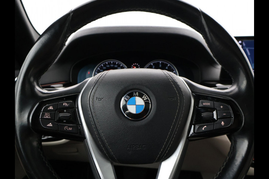 BMW 5 Serie Touring 520i H.E. 184 PK AUT. LUXURY LINE + COMFORTZETELS | AFN. TREKHAAK | PANORAMA | LIVE COCKPIT | ADAPTIVE CRUISE