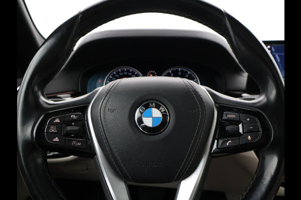 BMW 5 Serie Touring 520i H.E. 184 PK AUT. LUXURY LINE + COMFORTZETELS | AFN. TREKHAAK | PANORAMA | LIVE COCKPIT | ADAPTIVE CRUISE