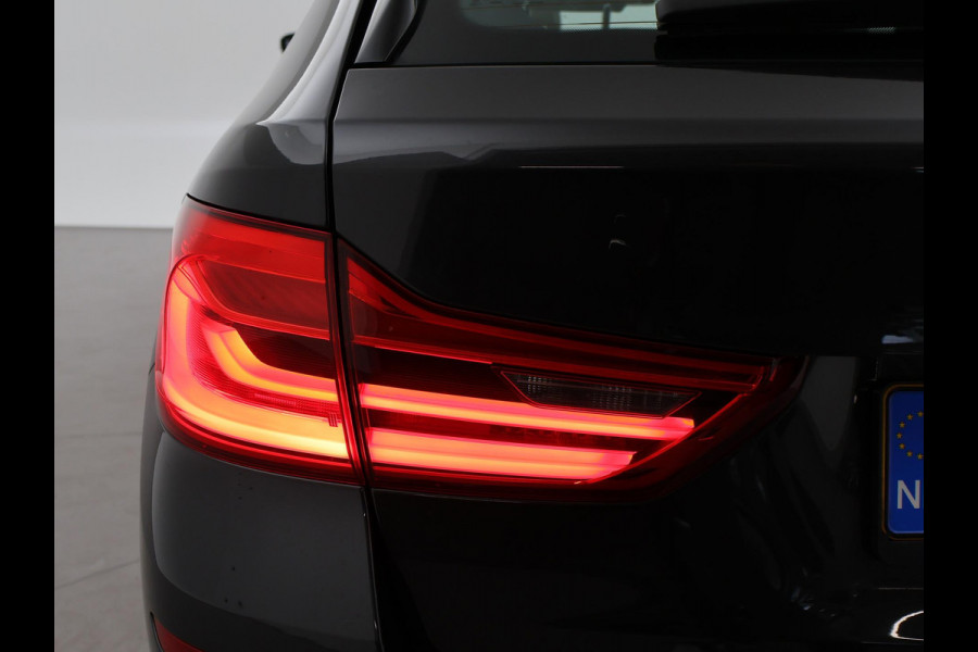 BMW 5 Serie Touring 520i H.E. 184 PK AUT. LUXURY LINE + COMFORTZETELS | AFN. TREKHAAK | PANORAMA | LIVE COCKPIT | ADAPTIVE CRUISE