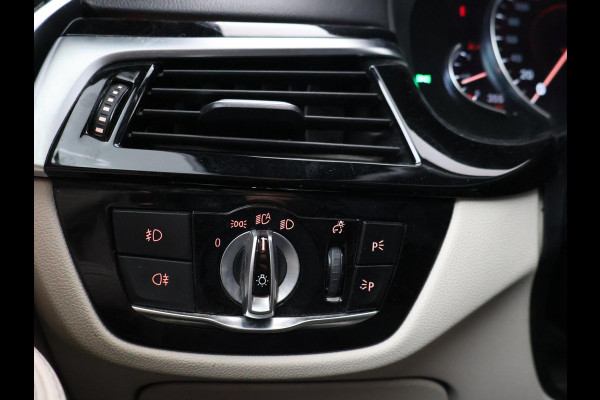 BMW 5 Serie Touring 520i H.E. 184 PK AUT. LUXURY LINE + COMFORTZETELS | AFN. TREKHAAK | PANORAMA | LIVE COCKPIT | ADAPTIVE CRUISE