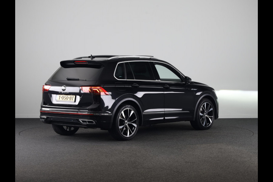 Volkswagen Tiguan 1.5 TSI R-Line Business 150 pk Automaat (DSG) | Verlengde garantie | Navigatie | Panoramadak | Trekhaak (wegklapbaar) | Parkeersensoren (Park assist) | Achteruitrijcamera | Stoelverwarming | R-Line |