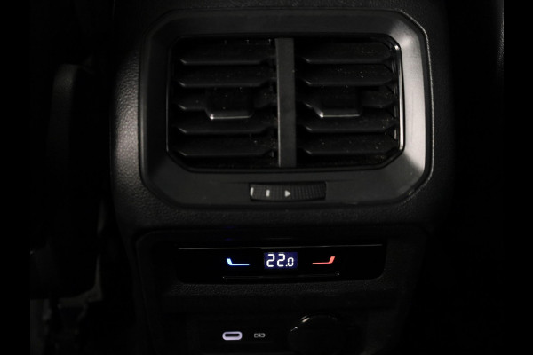 Volkswagen Tiguan 1.5 TSI R-Line Business 150 pk Automaat (DSG) | Verlengde garantie | Navigatie | Panoramadak | Trekhaak (wegklapbaar) | Parkeersensoren (Park assist) | Achteruitrijcamera | Stoelverwarming | R-Line |