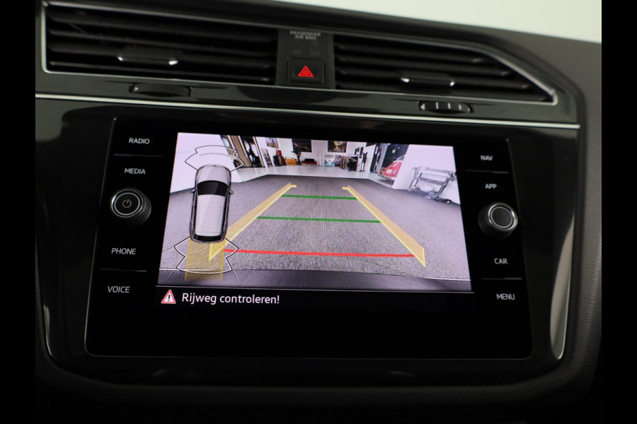 Volkswagen Tiguan 1.5 TSI R-Line Business 150 pk Automaat (DSG) | Verlengde garantie | Navigatie | Panoramadak | Trekhaak (wegklapbaar) | Parkeersensoren (Park assist) | Achteruitrijcamera | Stoelverwarming | R-Line |