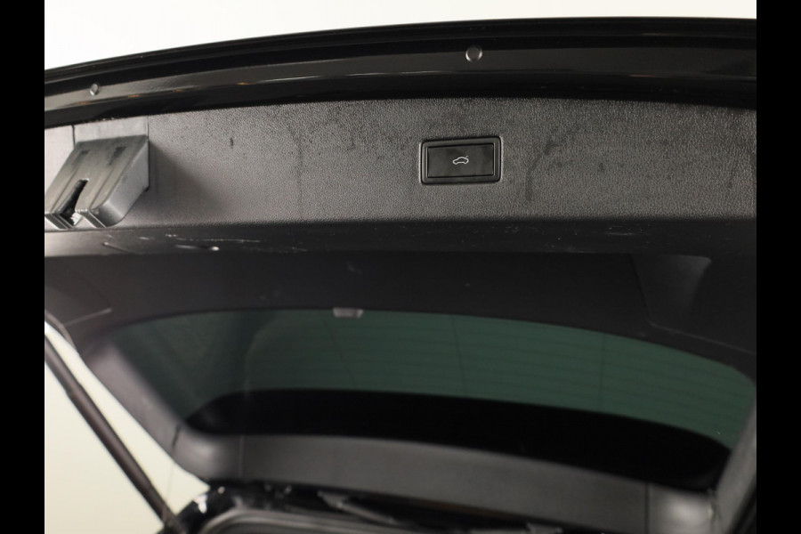 Volkswagen Tiguan 1.5 TSI R-Line Business 150 pk Automaat (DSG) | Verlengde garantie | Navigatie | Panoramadak | Trekhaak (wegklapbaar) | Parkeersensoren (Park assist) | Achteruitrijcamera | Stoelverwarming | R-Line |