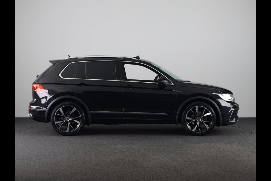Volkswagen Tiguan 1.5 TSI R-Line Business 150 pk Automaat (DSG) | Verlengde garantie | Navigatie | Panoramadak | Trekhaak (wegklapbaar) | Parkeersensoren (Park assist) | Achteruitrijcamera | Stoelverwarming | R-Line |