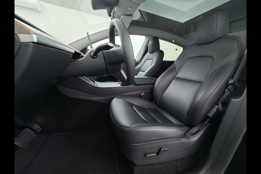Tesla Model Y 300pk Warmtepomp LFP-Accu Leer Lmv Camera's Panoramadak Adap.Cruise Navi Ecc SOH 92% RWD Autopilot Stoel+Stuur+Achterbank Verwarming Elek.Achterklep Dodehoek detector Draadloze telefoonlader 1e Eigenaar Fabrieksgarantie op Motor en Accu tot 13-12-2030/160.000km 1.600KG-Trekvermogen