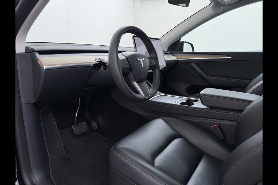 Tesla Model Y 300pk Warmtepomp LFP-Accu Leer Lmv Camera's Panoramadak Adap.Cruise Navi Ecc SOH 92% RWD Autopilot Stoel+Stuur+Achterbank Verwarming Elek.Achterklep Dodehoek detector Draadloze telefoonlader 1e Eigenaar Fabrieksgarantie op Motor en Accu tot 13-12-2030/160.000km 1.600KG-Trekvermogen