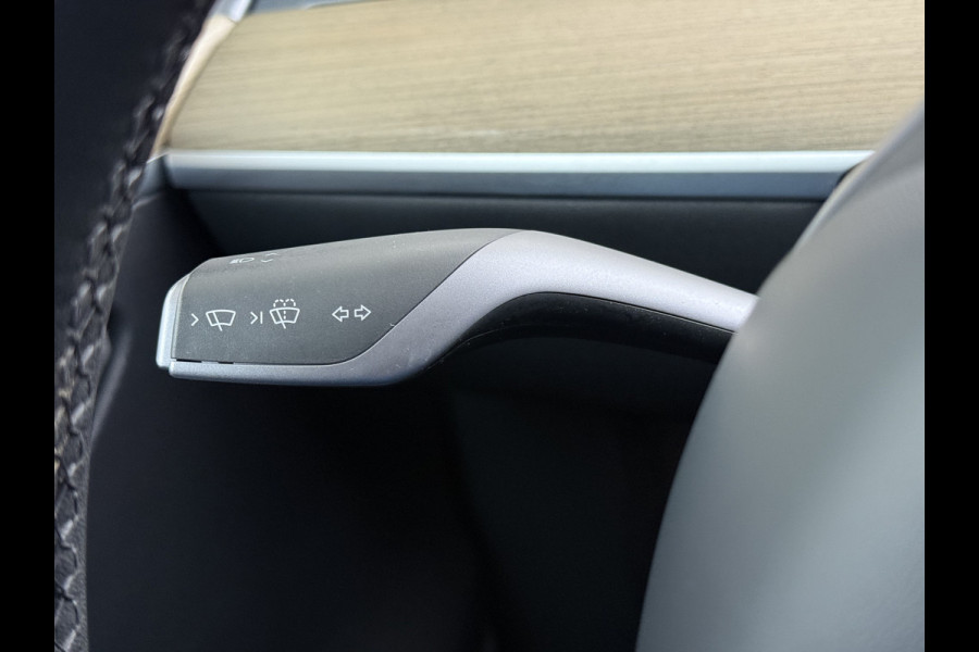 Tesla Model Y 300pk Warmtepomp LFP-Accu Leer Lmv Camera's Panoramadak Adap.Cruise Navi Ecc SOH 92% RWD Autopilot Stoel+Stuur+Achterbank Verwarming Elek.Achterklep Dodehoek detector Draadloze telefoonlader 1e Eigenaar Fabrieksgarantie op Motor en Accu tot 13-12-2030/160.000km 1.600KG-Trekvermogen