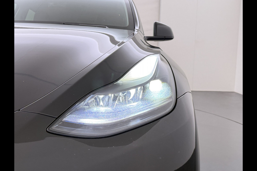 Tesla Model Y 300pk Warmtepomp LFP-Accu Leer Lmv Camera's Panoramadak Adap.Cruise Navi Ecc SOH 92% RWD Autopilot Stoel+Stuur+Achterbank Verwarming Elek.Achterklep Dodehoek detector Draadloze telefoonlader 1e Eigenaar Fabrieksgarantie op Motor en Accu tot 13-12-2030/160.000km 1.600KG-Trekvermogen
