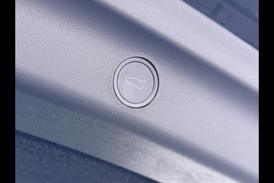 Tesla Model Y 300pk Warmtepomp LFP-Accu Leer Lmv Camera's Panoramadak Adap.Cruise Navi Ecc SOH 92% RWD Autopilot Stoel+Stuur+Achterbank Verwarming Elek.Achterklep Dodehoek detector Draadloze telefoonlader 1e Eigenaar Fabrieksgarantie op Motor en Accu tot 13-12-2030/160.000km 1.600KG-Trekvermogen