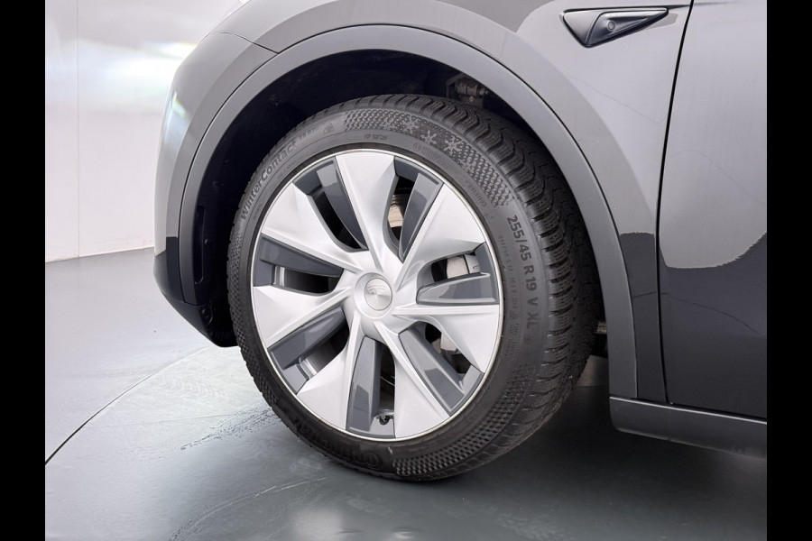 Tesla Model Y 300pk Warmtepomp LFP-Accu Leer Lmv Camera's Panoramadak Adap.Cruise Navi Ecc SOH 92% RWD Autopilot Stoel+Stuur+Achterbank Verwarming Elek.Achterklep Dodehoek detector Draadloze telefoonlader 1e Eigenaar Fabrieksgarantie op Motor en Accu tot 13-12-2030/160.000km 1.600KG-Trekvermogen