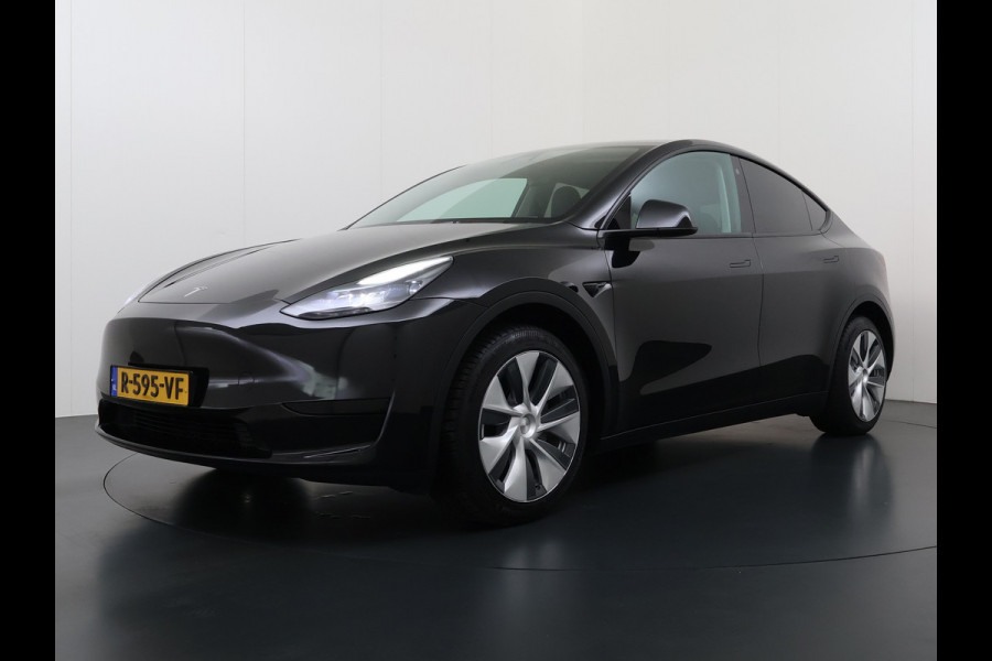 Tesla Model Y 300pk Warmtepomp LFP-Accu Leer Lmv Camera's Panoramadak Adap.Cruise Navi Ecc SOH 92% RWD Autopilot Stoel+Stuur+Achterbank Verwarming Elek.Achterklep Dodehoek detector Draadloze telefoonlader 1e Eigenaar Fabrieksgarantie op Motor en Accu tot 13-12-2030/160.000km 1.600KG-Trekvermogen