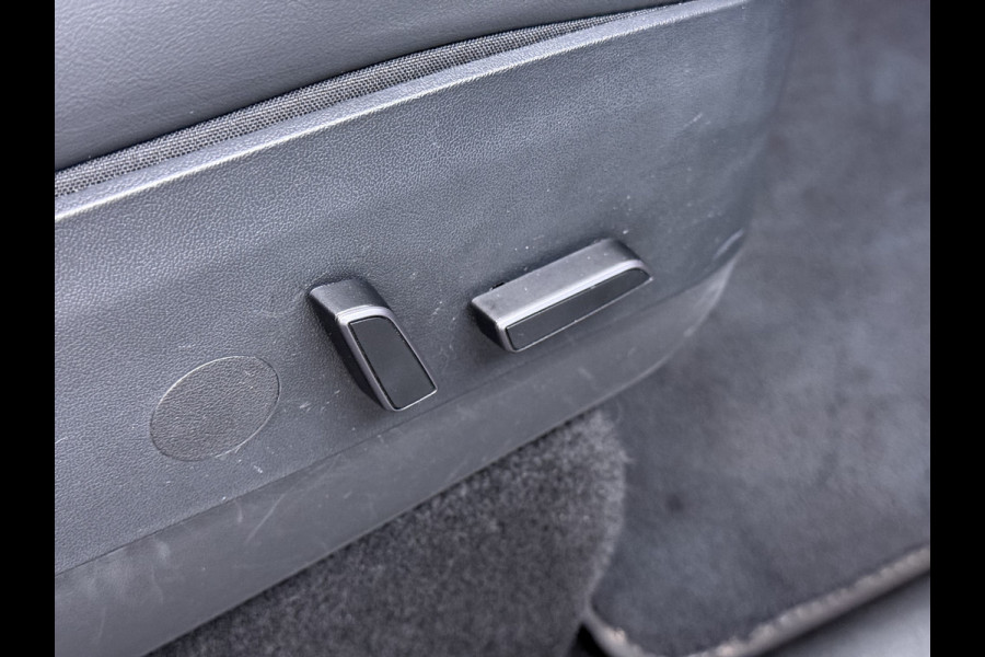 Tesla Model Y 300pk Warmtepomp LFP-Accu Leer Lmv Camera's Panoramadak Adap.Cruise Navi Ecc SOH 92% RWD Autopilot Stoel+Stuur+Achterbank Verwarming Elek.Achterklep Dodehoek detector Draadloze telefoonlader 1e Eigenaar Fabrieksgarantie op Motor en Accu tot 13-12-2030/160.000km 1.600KG-Trekvermogen