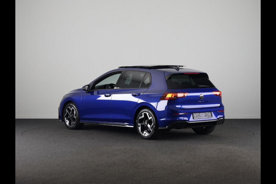 Volkswagen Golf 1.5 eTSI R-Line Edition 150 pk Automaat (DSG) | Verlengde garantie | Navigatie via App | Panoramadak | Parkeersensoren | Achteruitrijcamera | Stoelverwarming |
