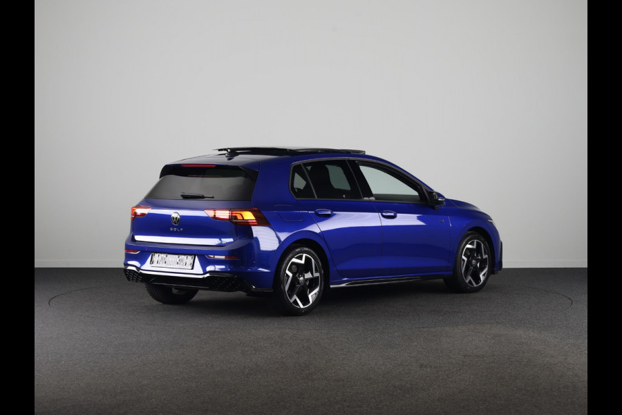 Volkswagen Golf 1.5 eTSI R-Line Edition 150 pk Automaat (DSG) | Verlengde garantie | Navigatie via App | Panoramadak | Parkeersensoren | Achteruitrijcamera | Stoelverwarming |