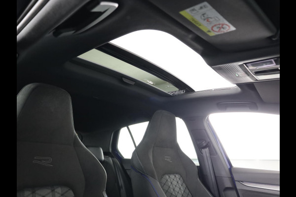 Volkswagen Golf 1.5 eTSI R-Line Edition 150 pk Automaat (DSG) | Verlengde garantie | Navigatie via App | Panoramadak | Parkeersensoren | Achteruitrijcamera | Stoelverwarming |