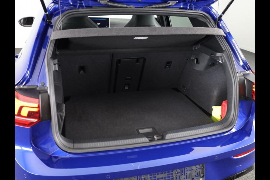 Volkswagen Golf 1.5 eTSI R-Line Edition 150 pk Automaat (DSG) | Verlengde garantie | Navigatie via App | Panoramadak | Parkeersensoren | Achteruitrijcamera | Stoelverwarming |