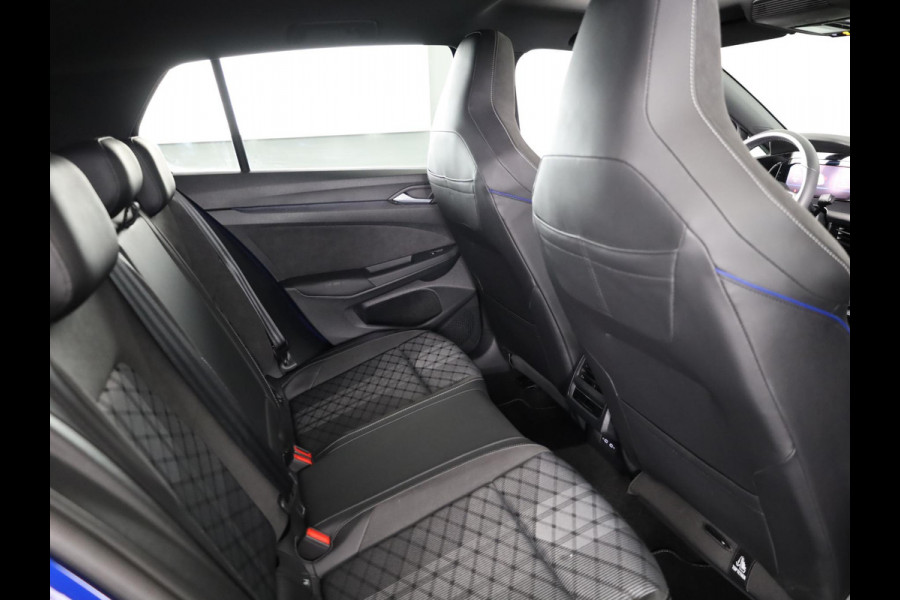Volkswagen Golf 1.5 eTSI R-Line Edition 150 pk Automaat (DSG) | Verlengde garantie | Navigatie via App | Panoramadak | Parkeersensoren | Achteruitrijcamera | Stoelverwarming |