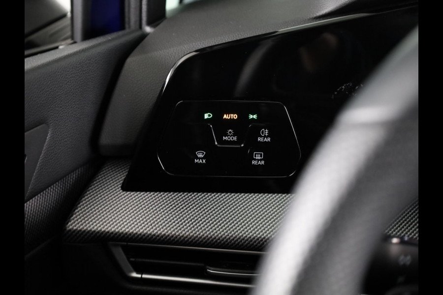 Volkswagen Golf 1.5 eTSI R-Line Edition 150 pk Automaat (DSG) | Verlengde garantie | Navigatie via App | Panoramadak | Parkeersensoren | Achteruitrijcamera | Stoelverwarming |