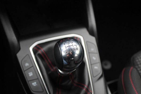 Ford Focus 1.0 EcoBoost ST Line Business / CarPlay / Keyless / Parkeerhulp V+A / 18'' / Stuur+Stoelverwarming / LED / DAB / Cruise Control