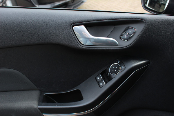 Ford Fiesta 1.0 EcoBoost Titanium Automaat / 52.242 km / Trekhaak / Camera / CarPlay / 16'' / Navigatie / Parkeerhulp V+A / DAB / Getint glas / Cruise Control