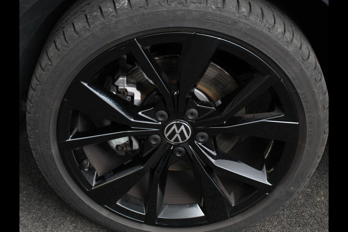 Volkswagen T-Roc 1.5 TSI DSG R-Line + Design pakket Black Automaat Panorama dak Navigatie Apple Carplay/Android Auto Climate control LED Adaptieve cruise control