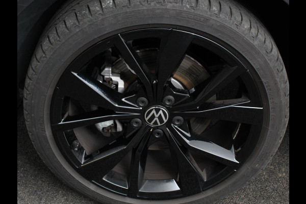 Volkswagen T-Roc 1.5 TSI DSG R-Line + Design pakket Black Automaat Panorama dak Navigatie Apple Carplay/Android Auto Climate control LED Adaptieve cruise control