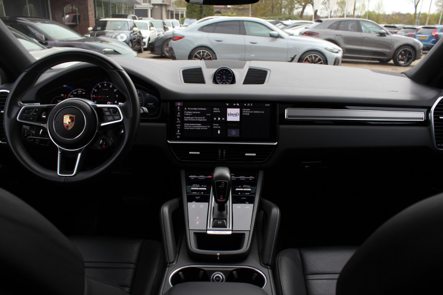 Porsche Cayenne Coupé 3.0 / 61.186 km! / Trekhaak / Camera / Panoramadak / Head-up / Luchtvering / Luxe Leder / Sportchrono / 21'' / Bose / Stuur+Stoelverwarming / Dodehoek / DAB / Cruise Control