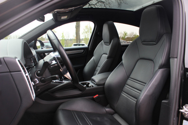 Porsche Cayenne Coupé 3.0 / 61.186 km! / Trekhaak / Camera / Panoramadak / Head-up / Luchtvering / Luxe Leder / Sportchrono / 21'' / Bose / Stuur+Stoelverwarming / Dodehoek / DAB / Cruise Control