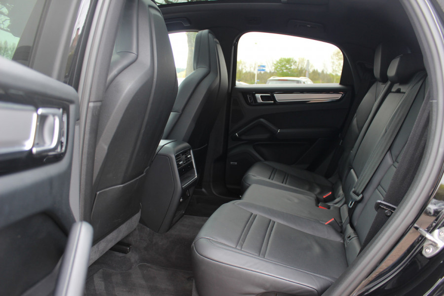 Porsche Cayenne Coupé 3.0 / 61.186 km! / Trekhaak / Camera / Panoramadak / Head-up / Luchtvering / Luxe Leder / Sportchrono / 21'' / Bose / Stuur+Stoelverwarming / Dodehoek / DAB / Cruise Control
