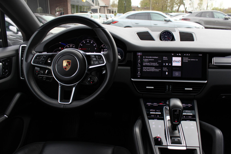 Porsche Cayenne Coupé 3.0 / 61.186 km! / Trekhaak / Camera / Panoramadak / Head-up / Luchtvering / Luxe Leder / Sportchrono / 21'' / Bose / Stuur+Stoelverwarming / Dodehoek / DAB / Cruise Control