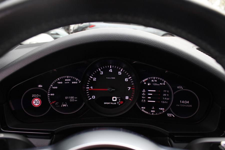 Porsche Cayenne Coupé 3.0 / 61.186 km! / Trekhaak / Camera / Panoramadak / Head-up / Luchtvering / Luxe Leder / Sportchrono / 21'' / Bose / Stuur+Stoelverwarming / Dodehoek / DAB / Cruise Control