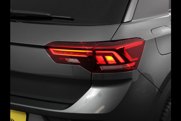 Volkswagen T-Roc 1.5 TSI DSG R-Line + Design pakket Black Automaat Panorama dak Navigatie Apple Carplay/Android Auto Climate control LED Adaptieve cruise control