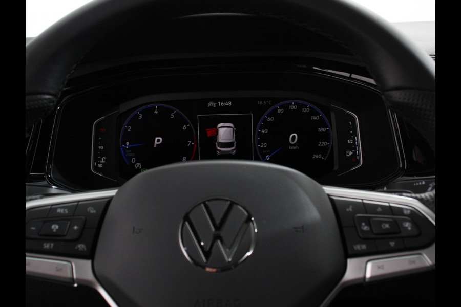 Volkswagen T-Roc 1.5 TSI DSG R-Line + Design pakket Black Automaat Panorama dak Navigatie Apple Carplay/Android Auto Climate control LED Adaptieve cruise control