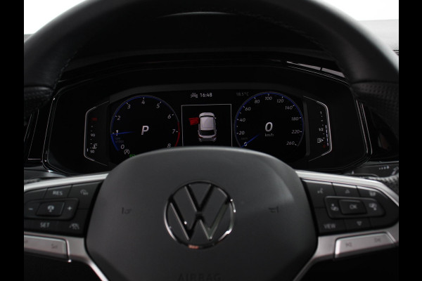 Volkswagen T-Roc 1.5 TSI DSG R-Line + Design pakket Black Automaat Panorama dak Navigatie Apple Carplay/Android Auto Climate control LED Adaptieve cruise control