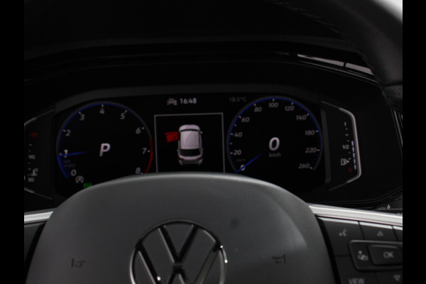 Volkswagen T-Roc 1.5 TSI DSG R-Line + Design pakket Black Automaat Panorama dak Navigatie Apple Carplay/Android Auto Climate control LED Adaptieve cruise control