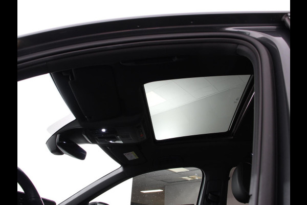 Volkswagen T-Roc 1.5 TSI DSG R-Line + Design pakket Black Automaat Panorama dak Navigatie Apple Carplay/Android Auto Climate control LED Adaptieve cruise control