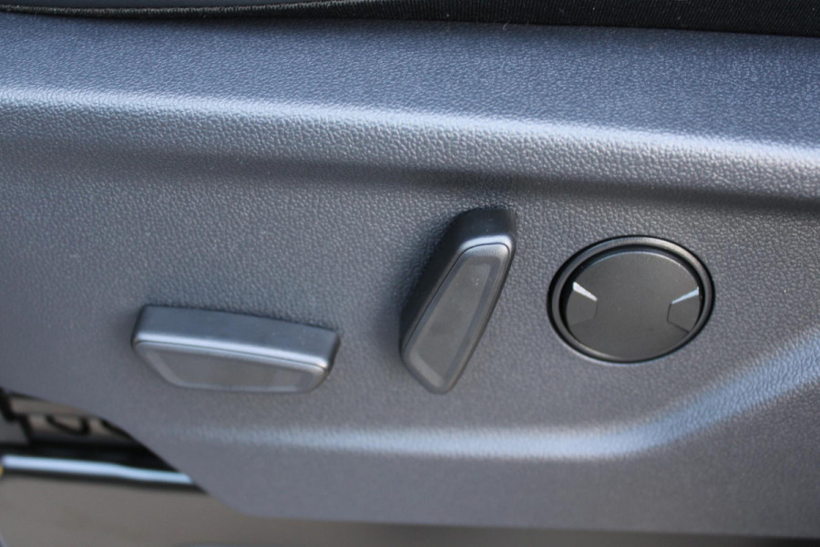 Ford Transit Custom 320 2.5 PHEV L2H1 Sport | SCI | 233pk | Inklapbare trekhaak | 19 inch lichtmetalen Sport velgen (mat zwart) | Verwarmbaar stuurwiel  | Navigatie systeem | B&O speakers