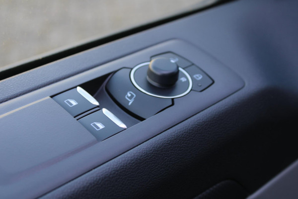 Ford Transit Custom 320 2.5 PHEV L2H1 Sport | SCI | 233pk | Inklapbare trekhaak | 19 inch lichtmetalen Sport velgen (mat zwart) | Verwarmbaar stuurwiel  | Navigatie systeem | B&O speakers